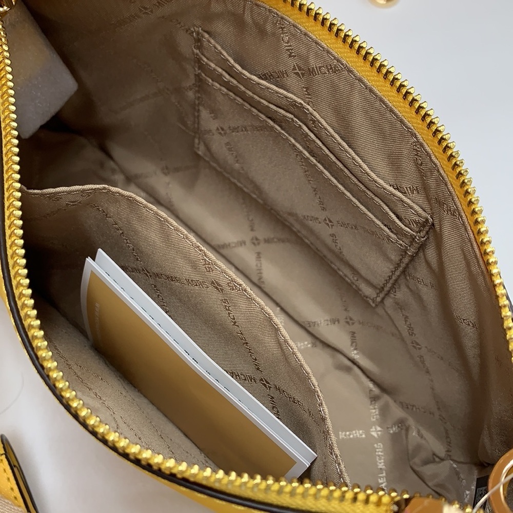 MICHAEL KORS JET SET TRAVEL SMALL
SHOULDER CROSSBODY BAG WITH TECH ATTCH AIRPOD - Picture 12 of 16